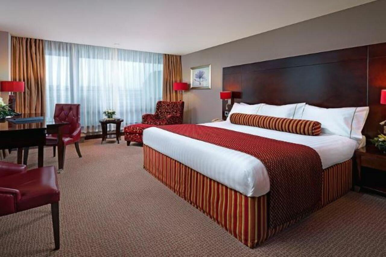 The Savoy Hotel Limerick Junction Zewnętrze zdjęcie A bedroom at the Hilton London Heathrow