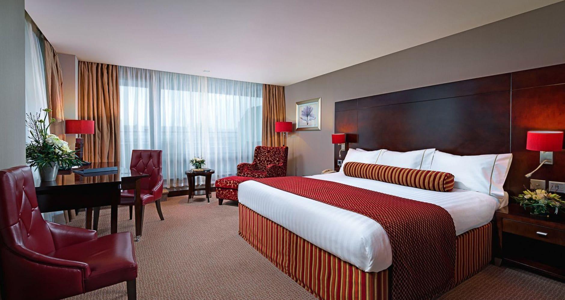 The Savoy Hotel Limerick Junction Zewnętrze zdjęcie A bedroom at the Hilton London Heathrow