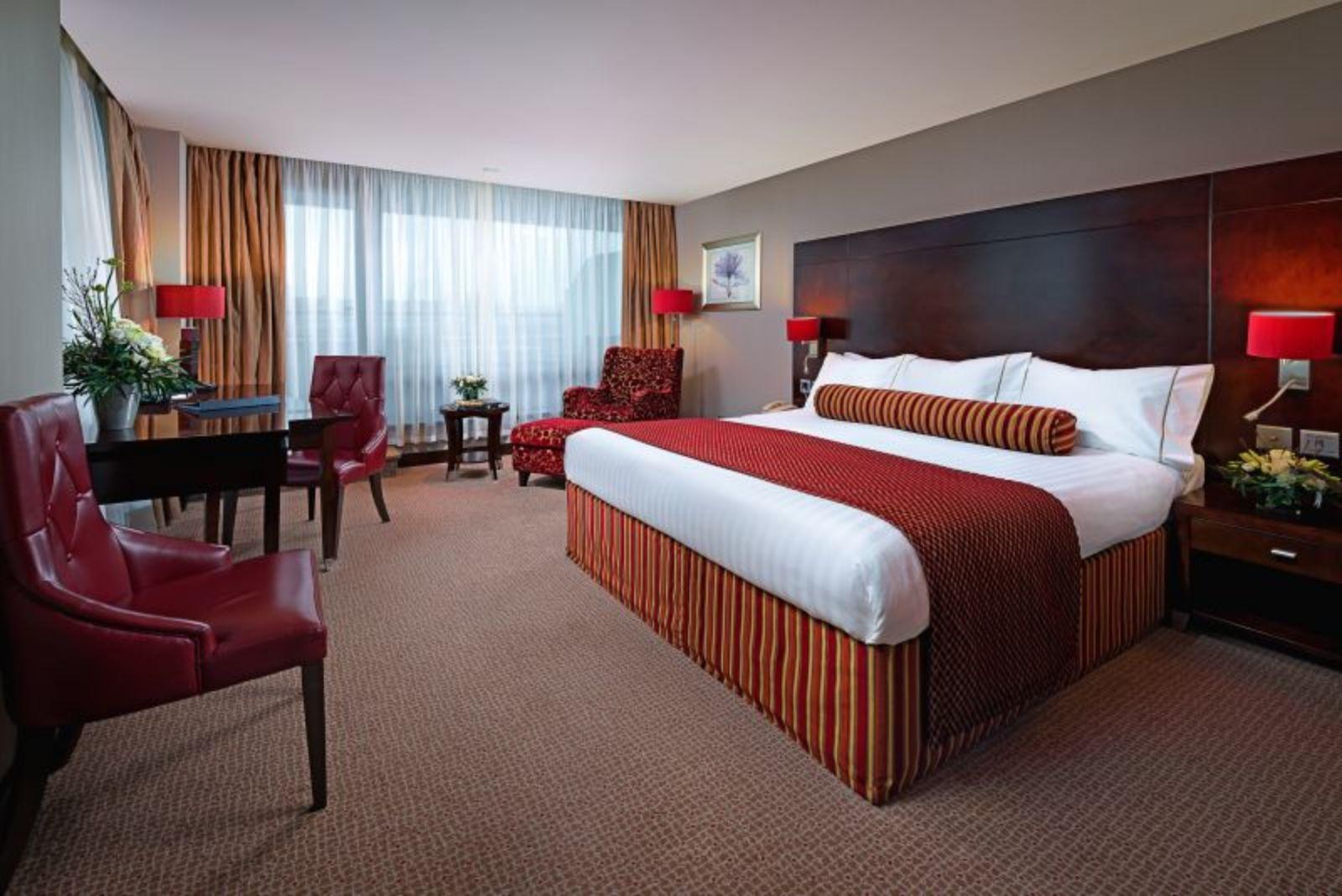 The Savoy Hotel Limerick Junction Zewnętrze zdjęcie A bedroom at the Hilton London Heathrow