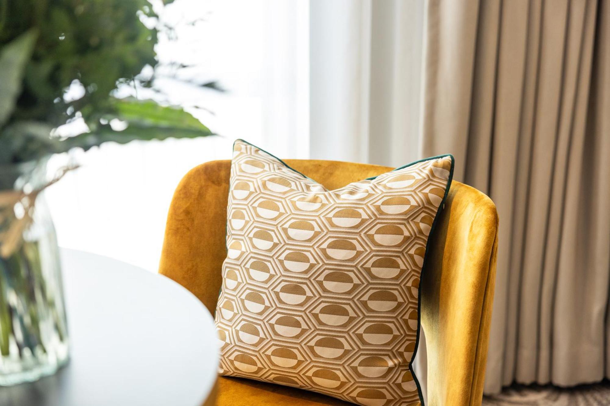 The Savoy Hotel Limerick Junction Zewnętrze zdjęcie A throw pillow