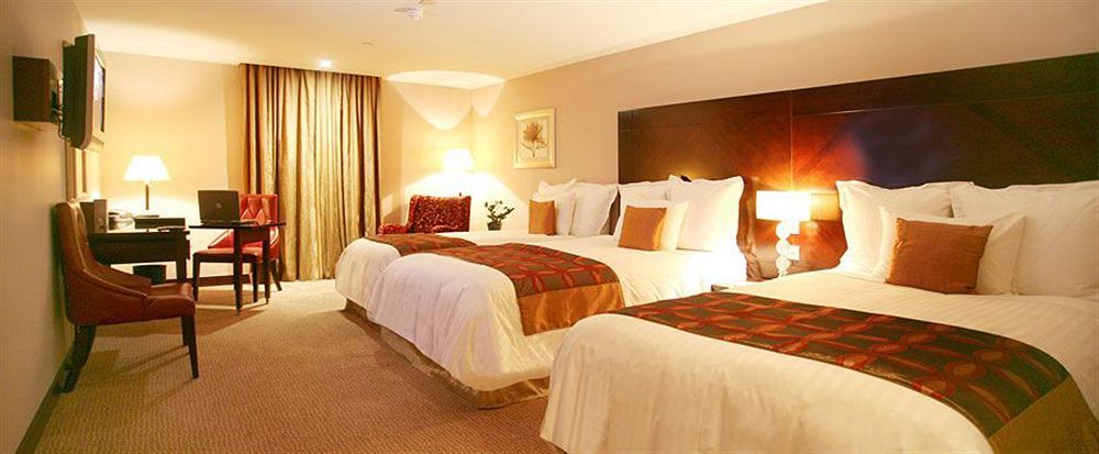 The Savoy Hotel Limerick Junction Zewnętrze zdjęcie A room at the hotel