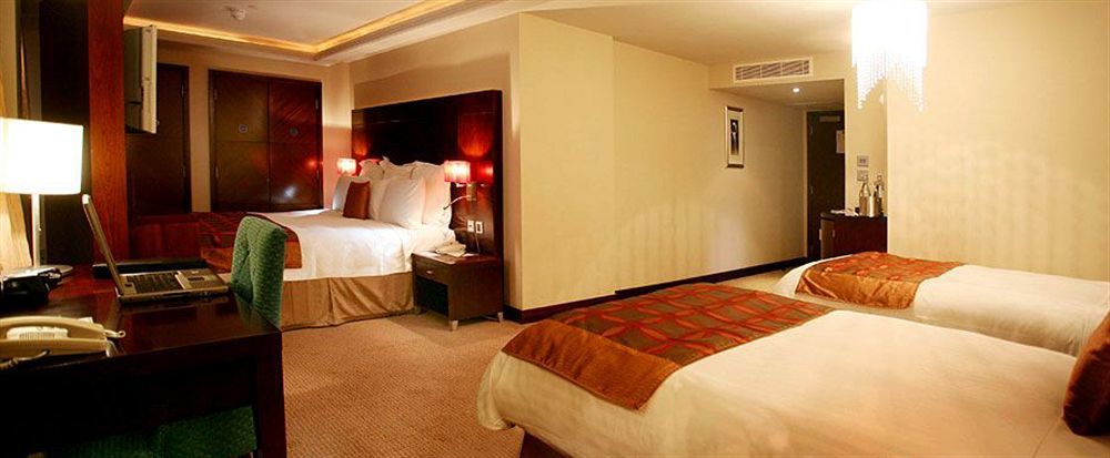 The Savoy Hotel Limerick Junction Zewnętrze zdjęcie A room at the hotel